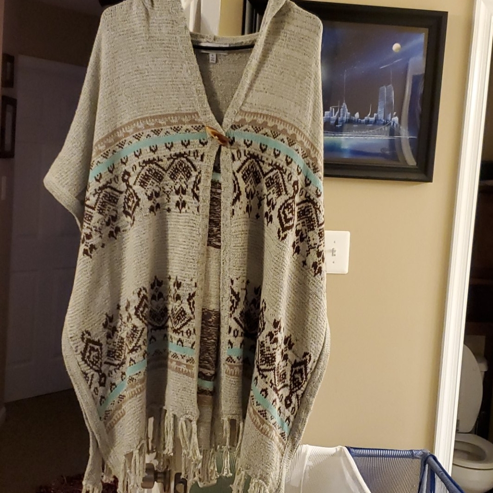 Inseparable gray, brown and light blue poncho